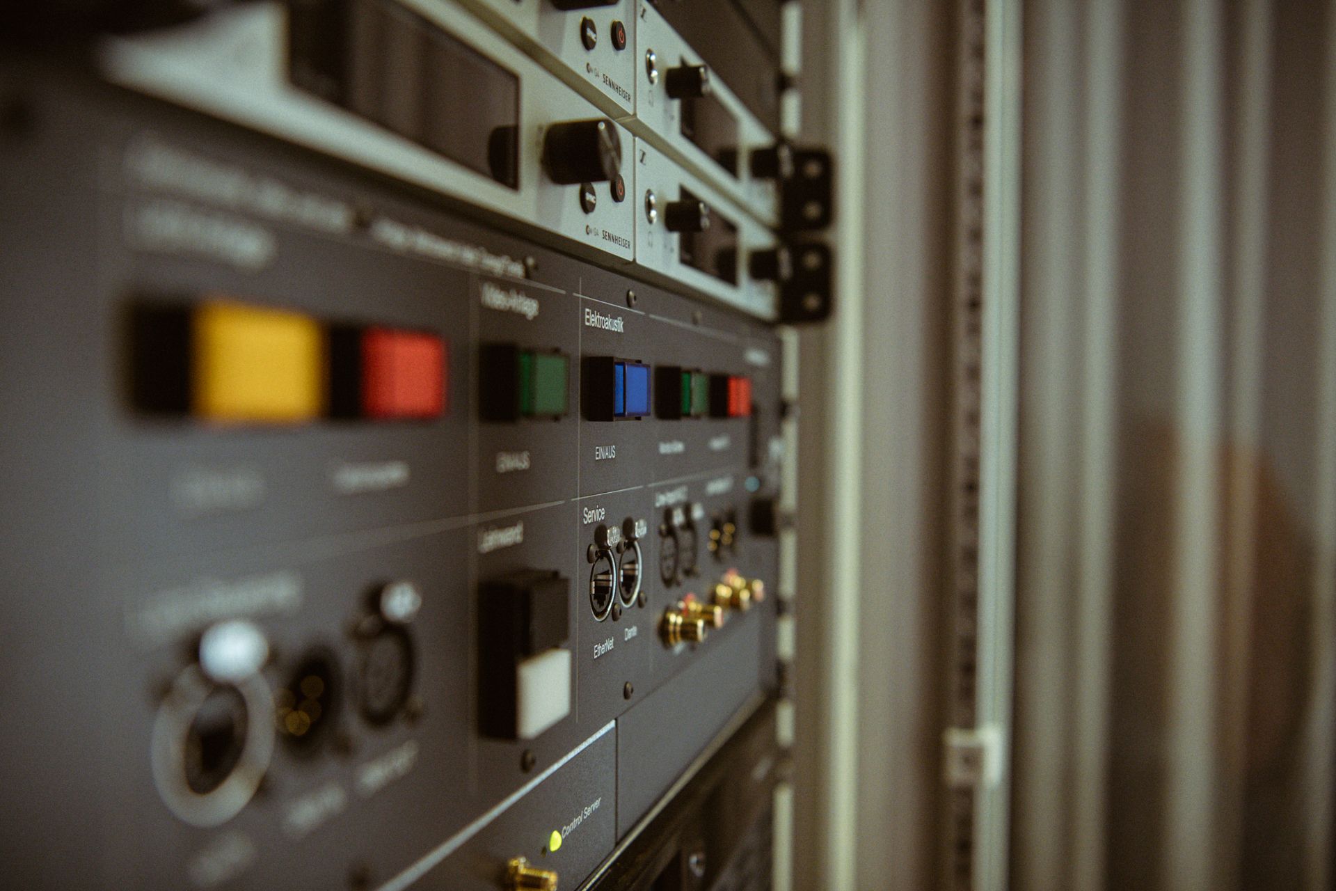 Valenton Bedienpanel mit Tasten und Anschlüssen.